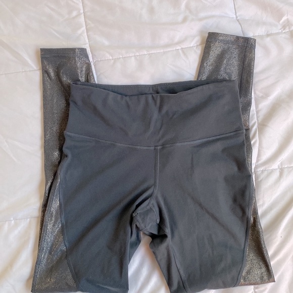 Athletic leggings (2 pairs) size medium. - Picture 2 of 4